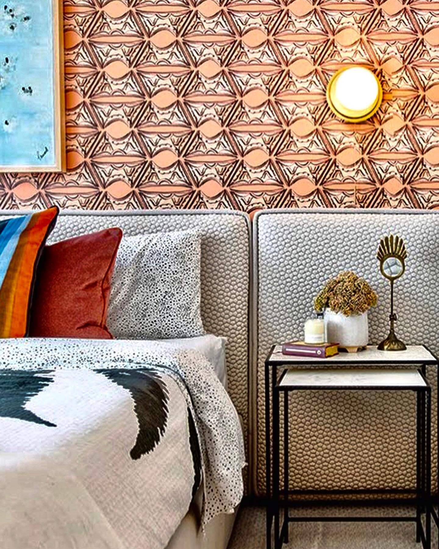 our #berber wallpaper making a gorgeous backdrop in this #stylish #bedroom by @nishidesignstudio #wallpaper #interiordesign #pattern #color