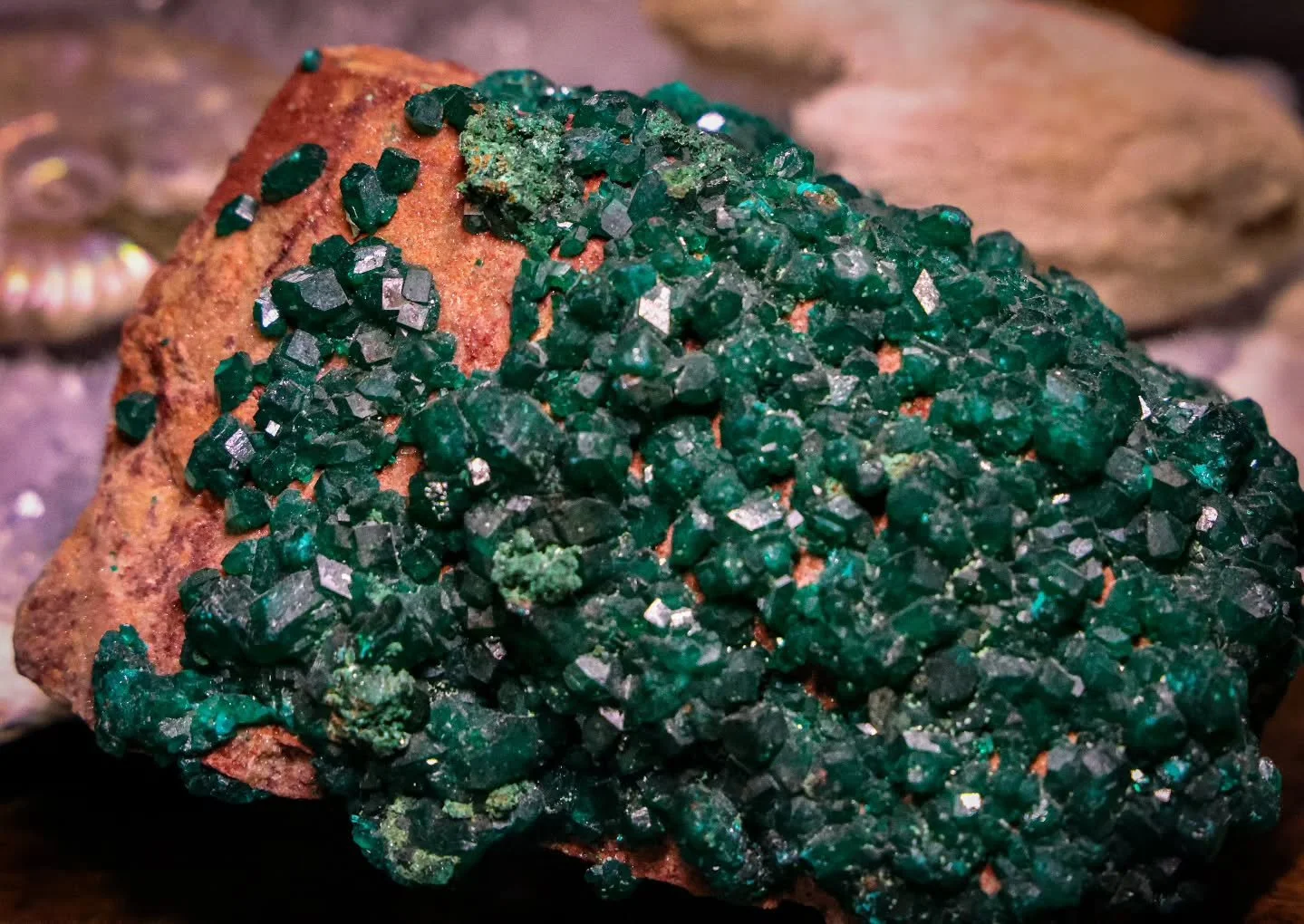 🤔Can you guess the mineral?! 
🟢Hint: It is not an Emerald... what could it be. Leave your guess below! 👇🏽👇🏽👇🏽👇🏽