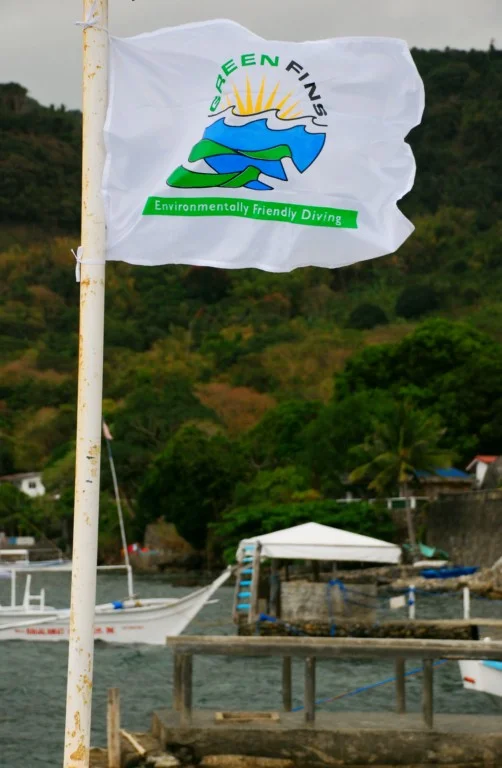 A Green Fins flag on a dive boat. (Photo via the Green Fins website)