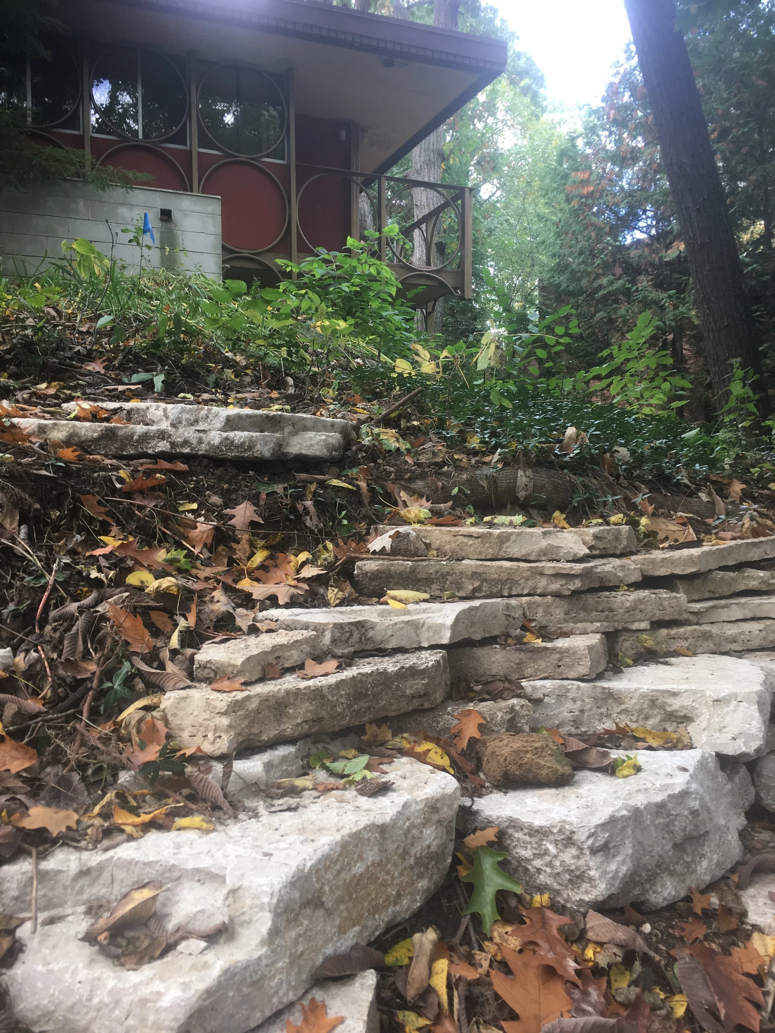 Outcrop Style Retaining Wall - Wisconsin Limestone