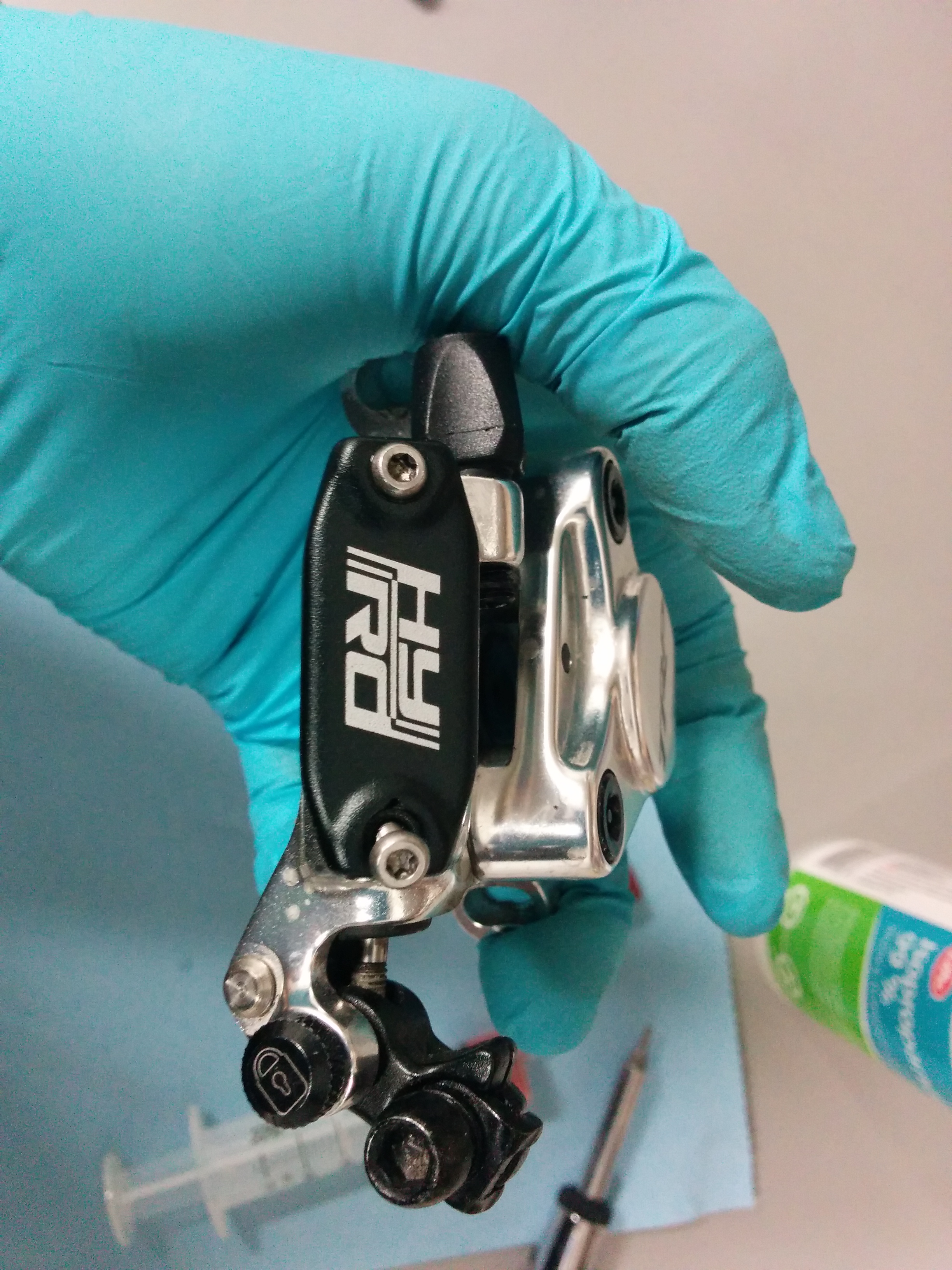 Remove the reservoir cover and the diaphragm.