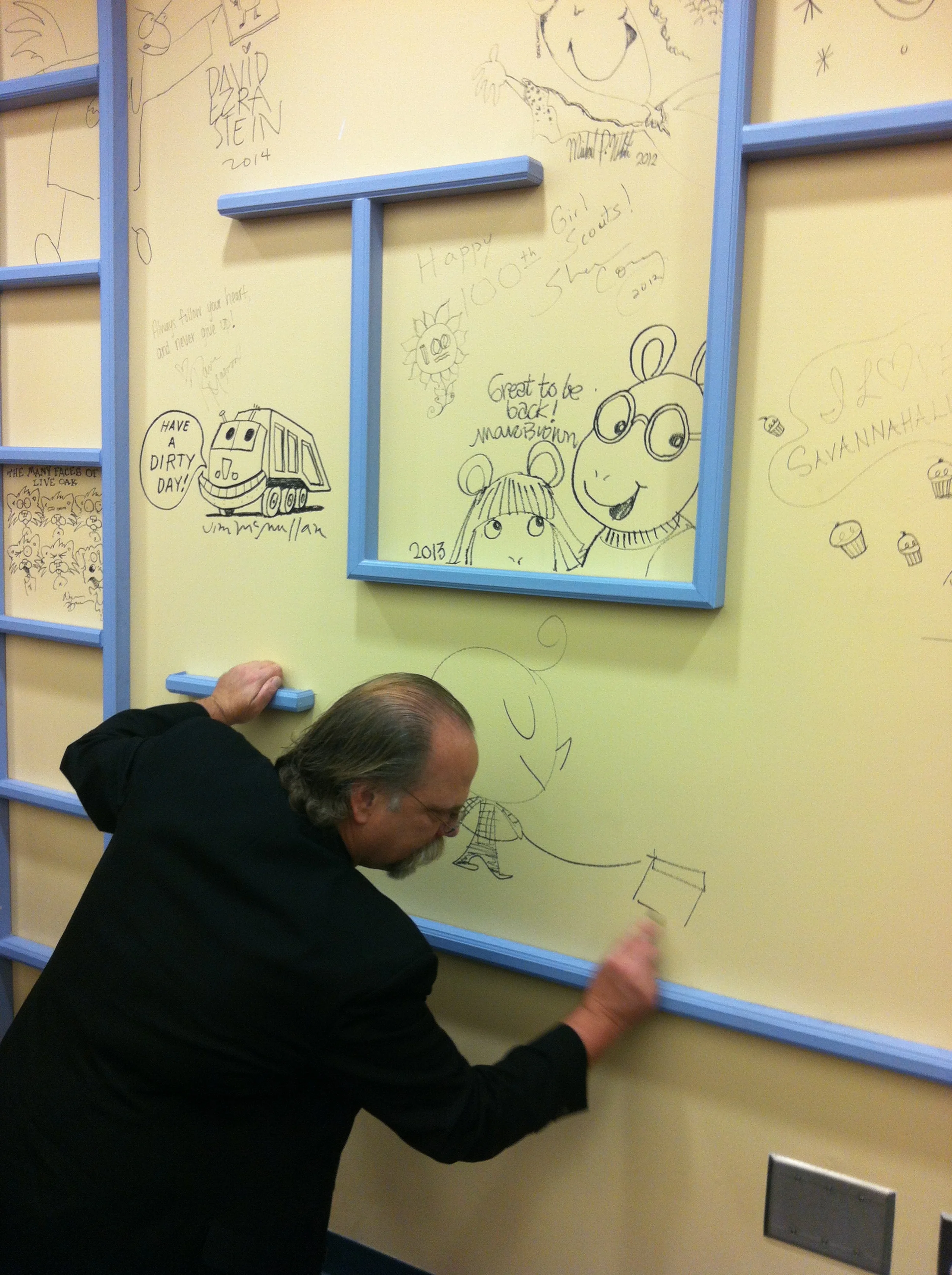 Got to see Bob Staake drawing on the wall of the public library!