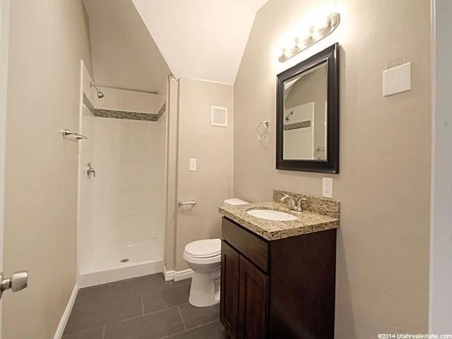 UpstrairsBathroom.jpg