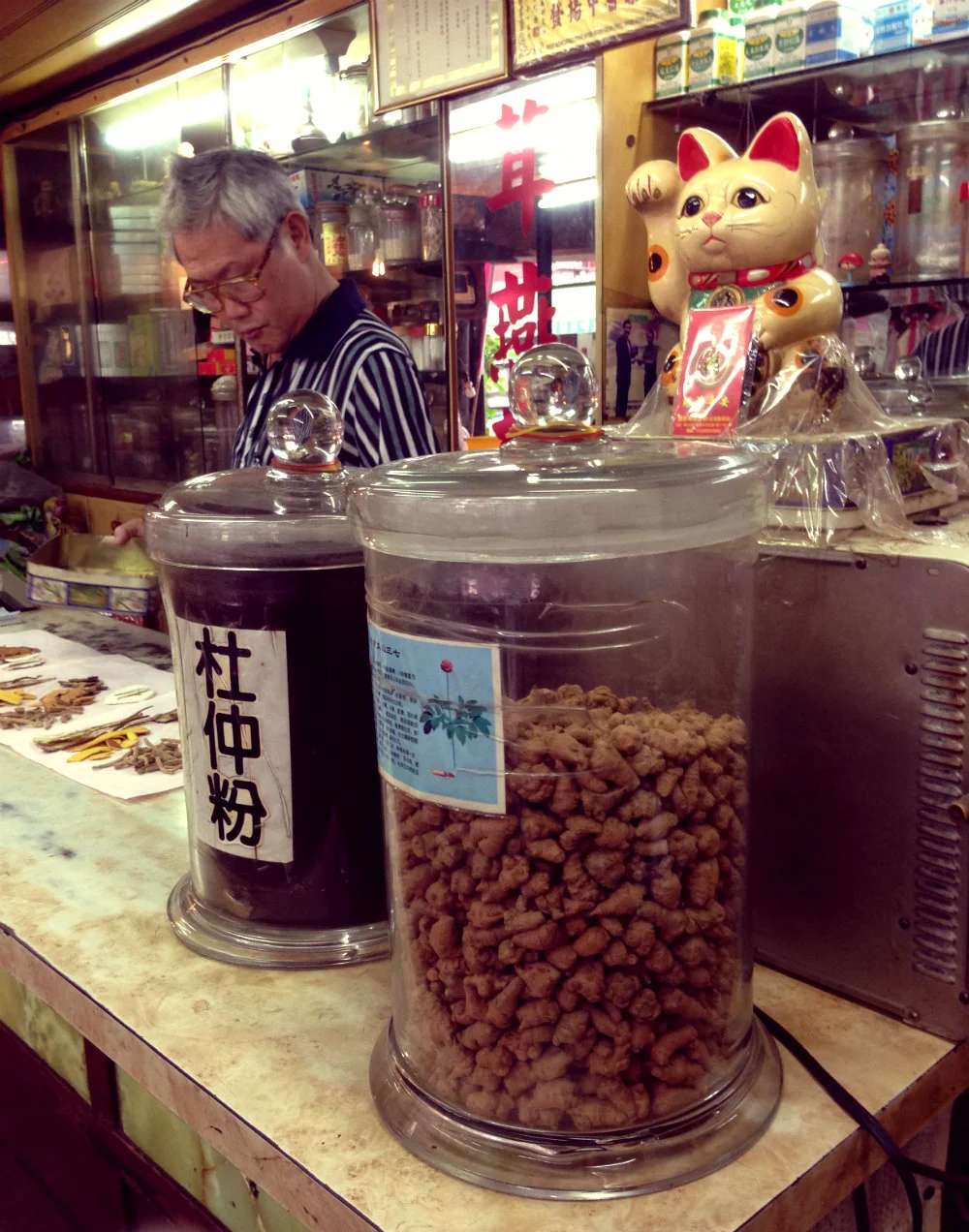 Jiang and her husband Jin-ting Wu (吳進廷) have been selling medicinal ingredients, spices, and other dried goods for 21 years. In 1993, Mr. Wu was working in the Chinese medicine division of Heping Hospital (和平醫院) and Ms. Jiang was employed as a seamstress when a shop became vacant at the corner of Dihua Street and Guisui Street. Taking the advice of a friend, the couple came to see the space and decided to go into business for themselves. Ms. Jiang learned from her husband and eventually became certified by the National Research Institute of Chinese Medicine (國立中國醫藥研究所).