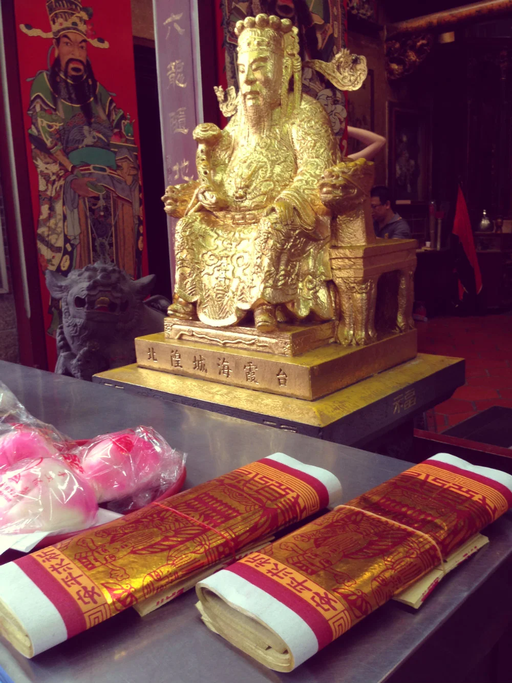 Your NT $50 will get you a packet of “God money” and incense (金紙和香), which you’ll be asked to take to the counter inside the main hall, behind the offering table. Your offering will be prepared by the temple’s workers while you complete the next steps, and the money will later be burned as an offering to the gods. (In past years, this would be done immediately, but new environmental regulations in Taipei City outlawed the use of the large furnaces found at temples, so the money is now taken outside the city for burning.)