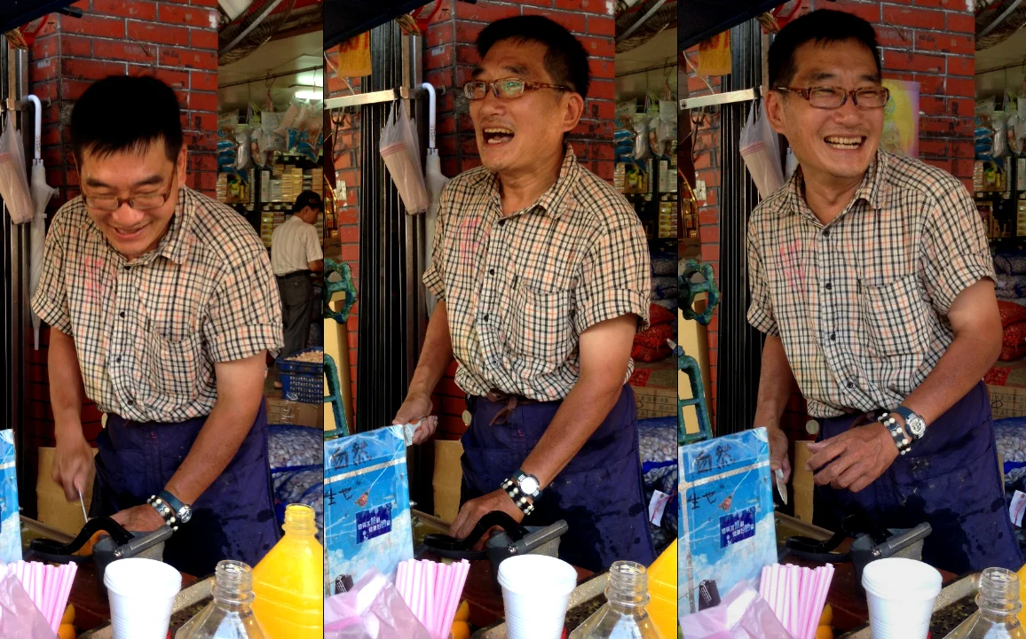 Such praise is a point of pride for 林尊賢 (Mr. Zun-xian Lin), owner of the simply and appropriately named street stand 迪化果汁, or “Dihua Juice.” Of course, few actually know the name of this little stand, and folks in the neighborhood often refer to Lin as “柳丁的那個” (“the one with the oranges”) or “柳丁哥” (“Orange Brother”). It makes sense, since the stand has no sign despite having been a Dadaocheng institution for decades.