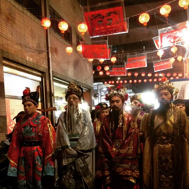 這是個你可能在年貨大街沒看過的畫面!Something you don't see every day. The gods have come to check out the special lantern exhibition!