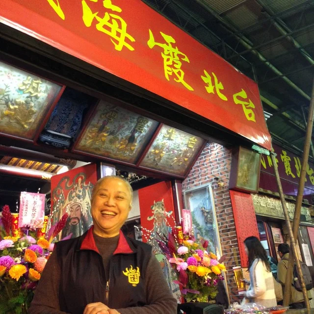 待會要歡迎今天的特別來賓!猜猜看來賓是誰? Ready to welcome today's special guest! Any guesses? (Hint: He's kind of a big deal in Taipei.)