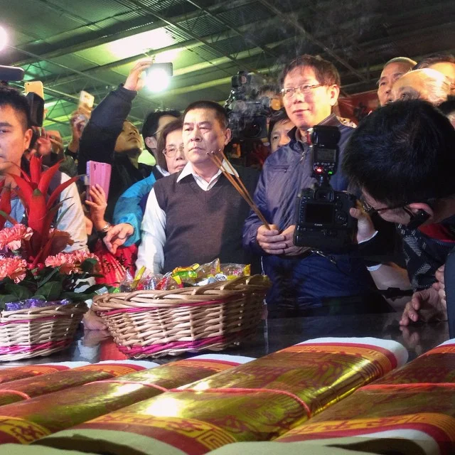 柯P送發財金前,先來拜城隍爺。Taipei Mayor Ko prays to the City God at Taipei Xia-Hai City God Temple in the midst of the Lunar New Year Festival on Dihua Street in Dadaocheng.