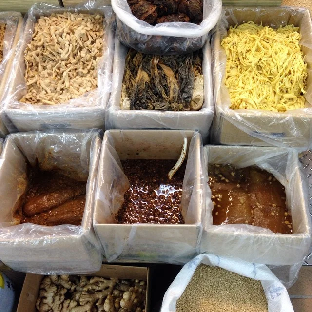 How many of these ingredients from Dadaocheng's Yong-Le Market (永樂市場) can you name?