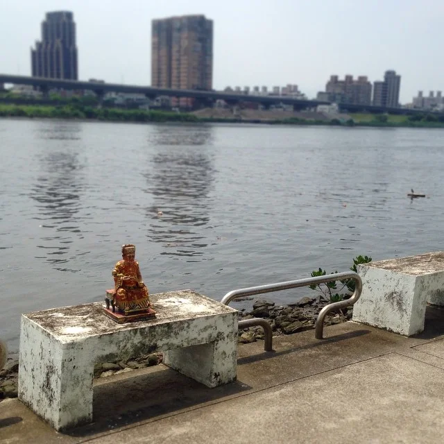 Getting some sun at Dadaocheng Wharf? 來大稻埕碼頭曬太陽嗎?