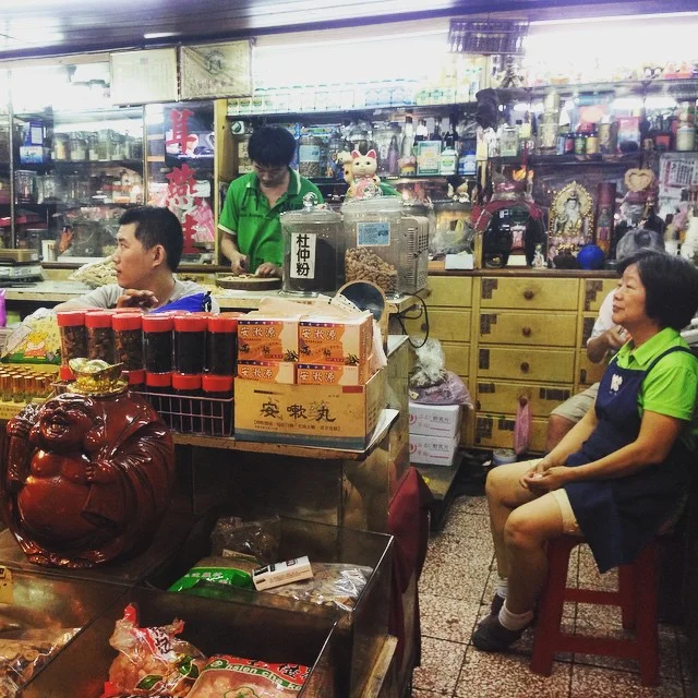 端午節 / 歸綏街
家人都在
一起看韓劇
Dragon Boat Festival on Gui Sui Street
The whole family has assembled
watching Korean dramas
#大稻埕 #歸綏街 #端午節 #中藥行 #韓劇 #家庭 #節日 #迪化街 #台北 #台灣 #Dadaocheng #chinesemedicine #koreandrama #family #dragonboat #festival #ig_taiwan #igerstaiwan #ilovetaiwan #ig_street #Taipei #Taiwan #iseetaiwan #taiwagram