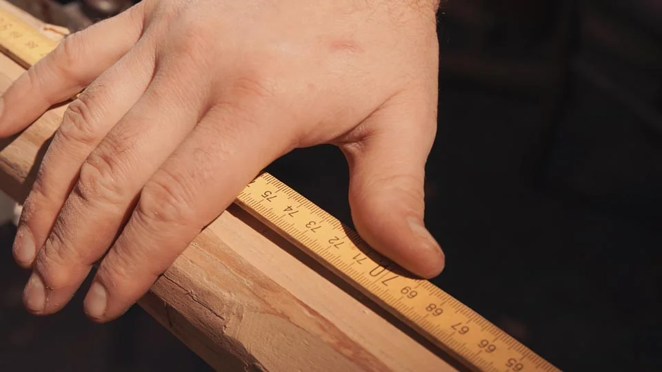 master-flute-maker-winne-clement-fluiten-luthier-craftsman-facteur-flûtes-flöten-hersteller-music-instrument-wood-wind--hand-mesuring-sound-holes.jpg