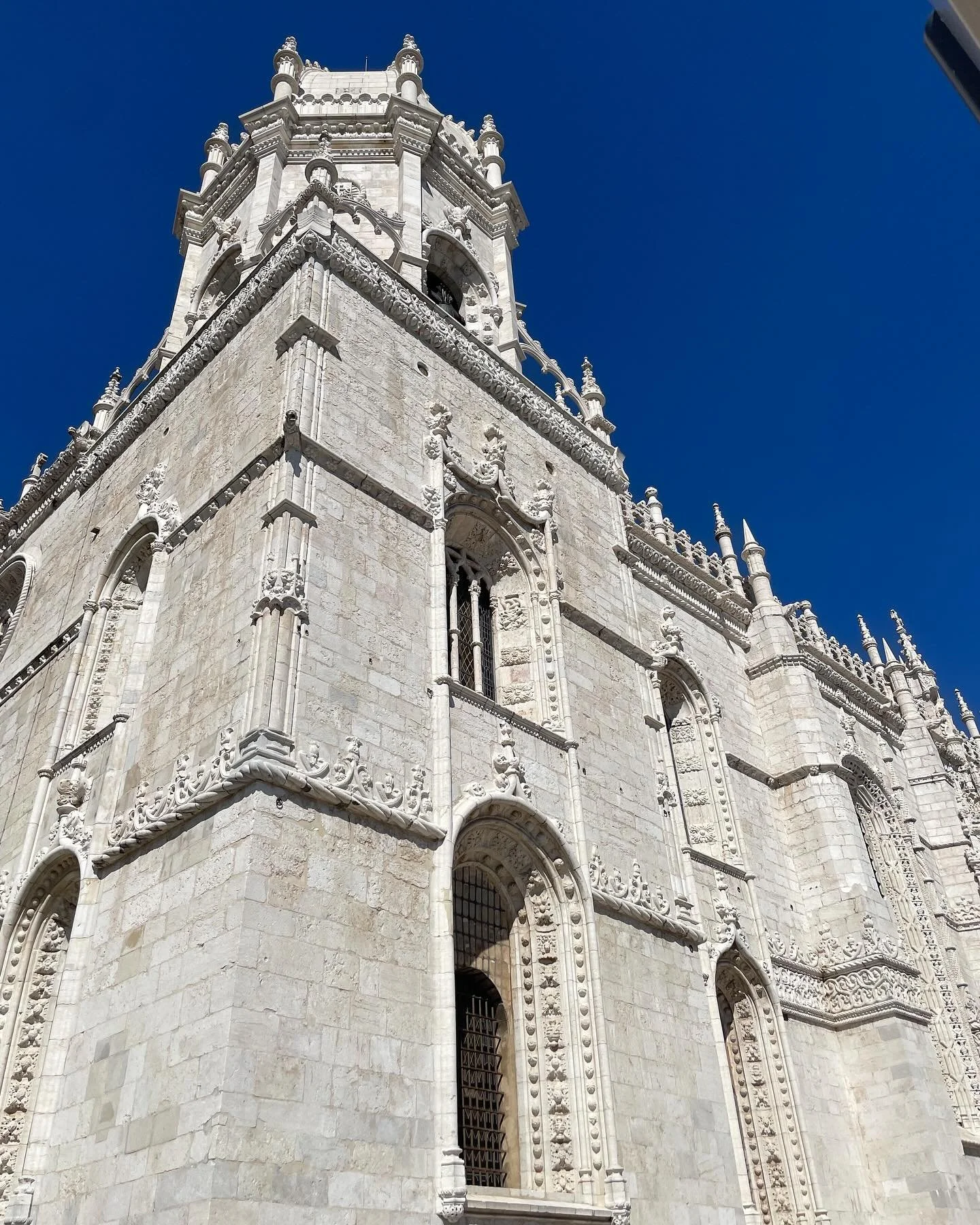 🕍✨
A masterpiece of Manueline architecture, this UNESCO World Heritage site has stood proudly since the 16th century. From its intricate stone carvings to the peaceful cloisters, every corner feels like a journey