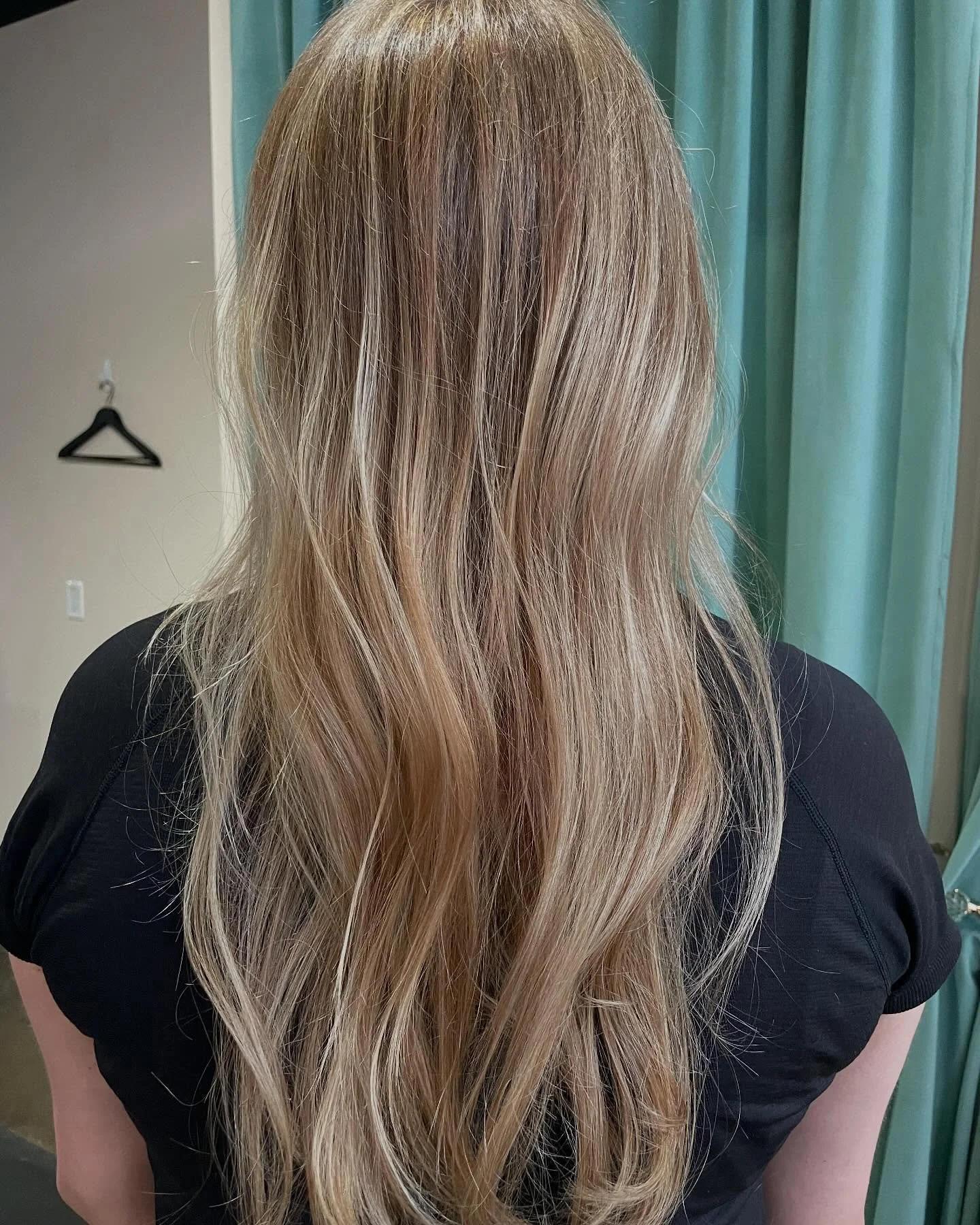 Fine hair requires a gentle touch, but the results speak for themselves! We brightened up this beauty with some seamless highlights! The perfect blend for summer ☀️✨