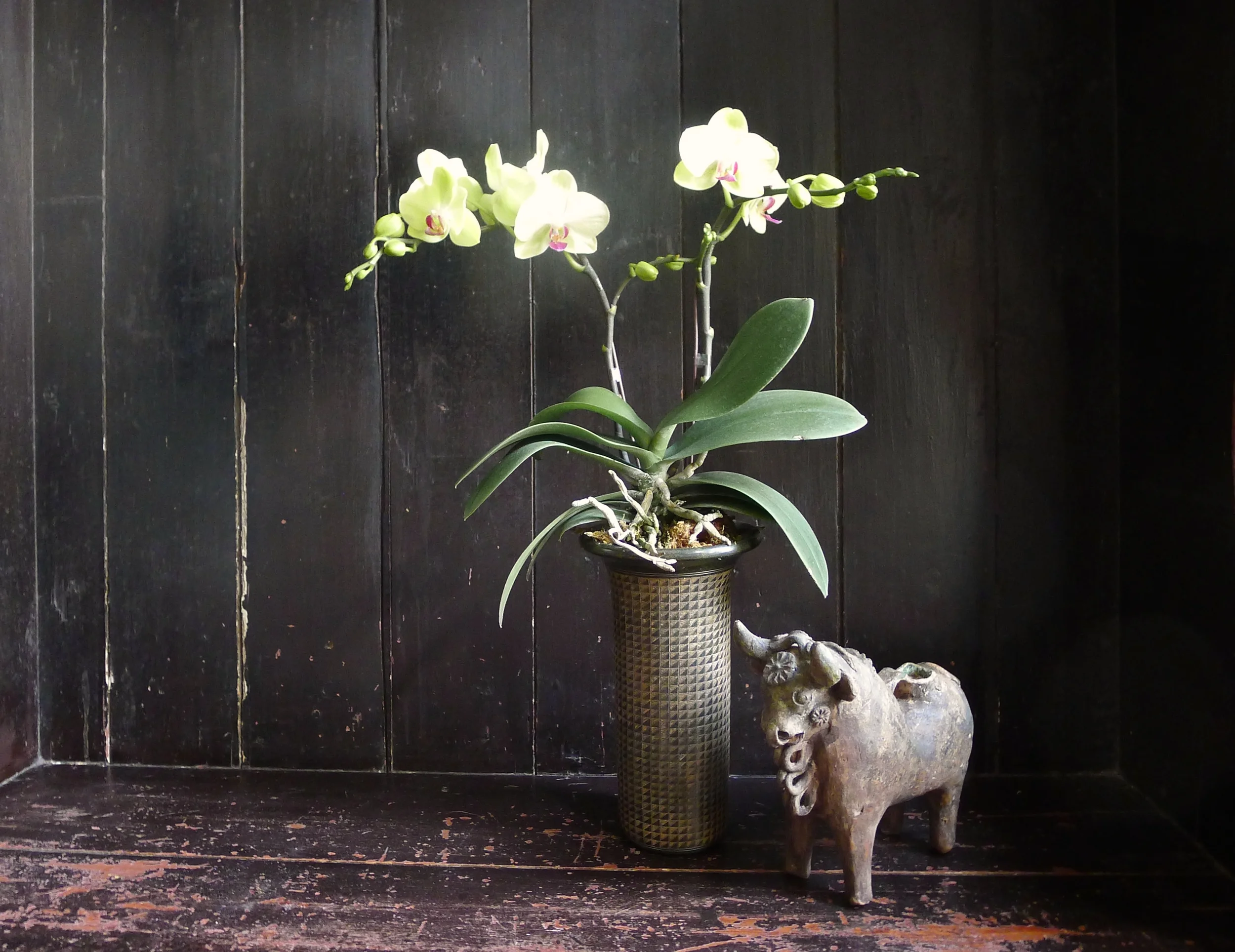  Geometric vase from Nicaragua. Ceramic cow from Peru. 