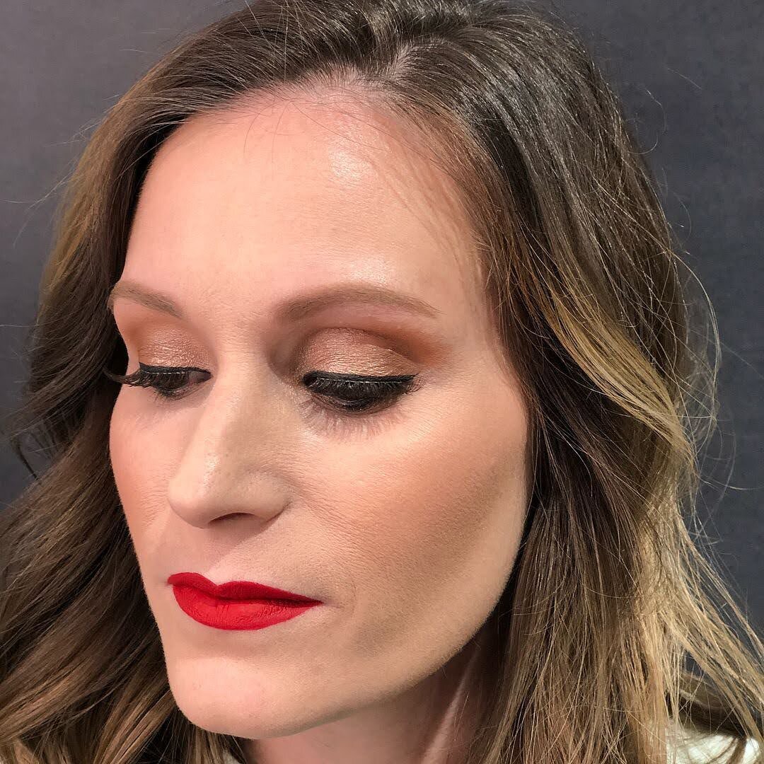 Always dress your face like you&rsquo;re going somewhere better later. 😘👌🏻

All products used are from @maccosmetics 

#redlips #hollywood #hollywoodglam #glam #glammakeup #glow #glowingskin #glitter #goldeyeshadow #oakdalemua #oakdalemakeupartist