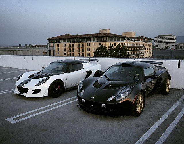 ⚪️or⚫️ #lotus #lotusnation #elise #exige #rooftop #siliconvalley #blackongold #trackcar @lotusnation @pride_of_hethel @lotuscarsiran @trackspecautosports