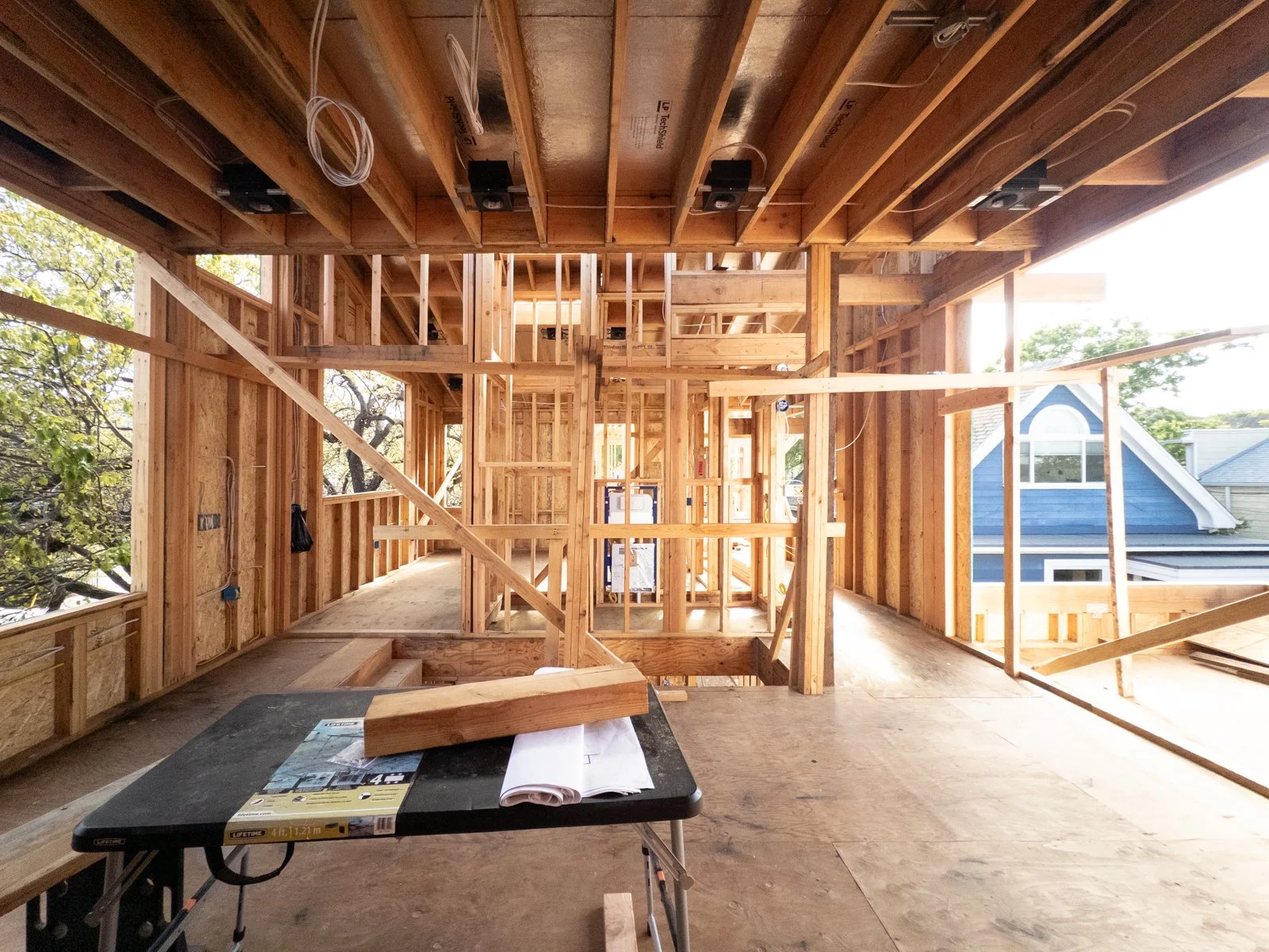  Open kitchen/dining room with a view to greenery to the left and roof deck seating to the right 