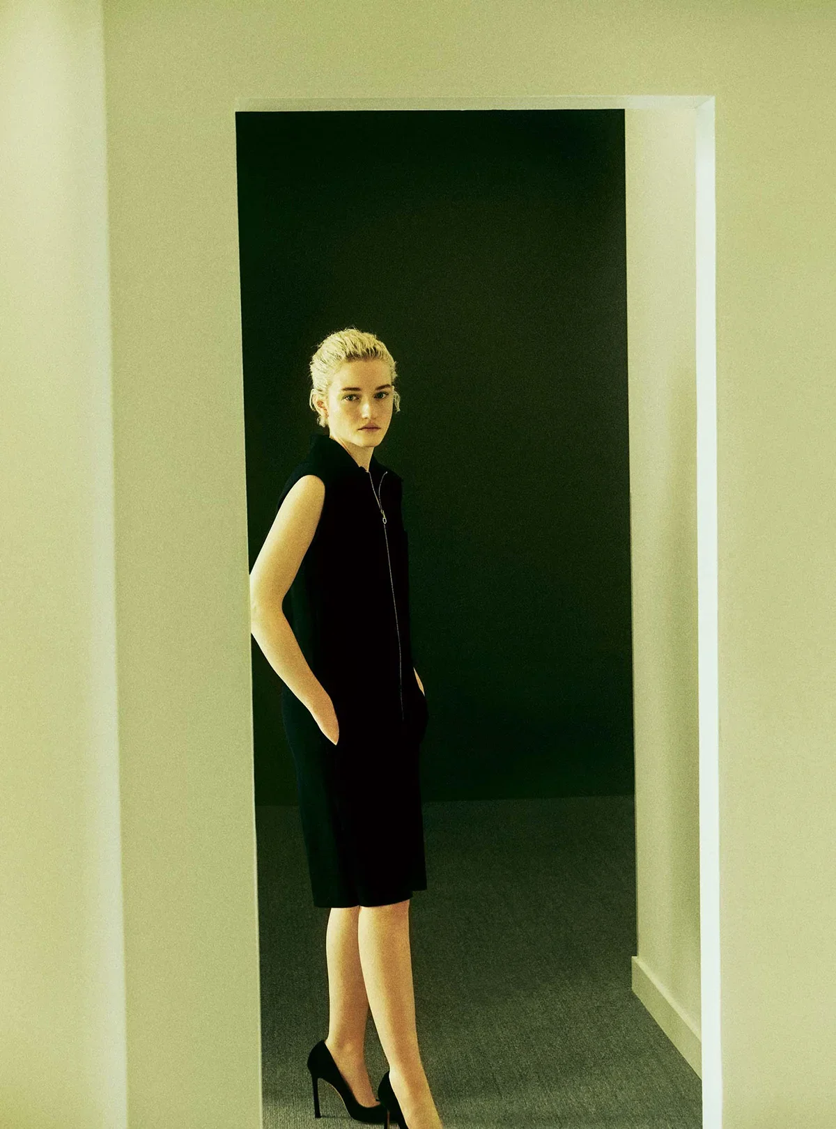 Julia-Garner-covers-The-Sunday-Times-Style-February-13th-2022-by-Olivia-Malone-6.webp