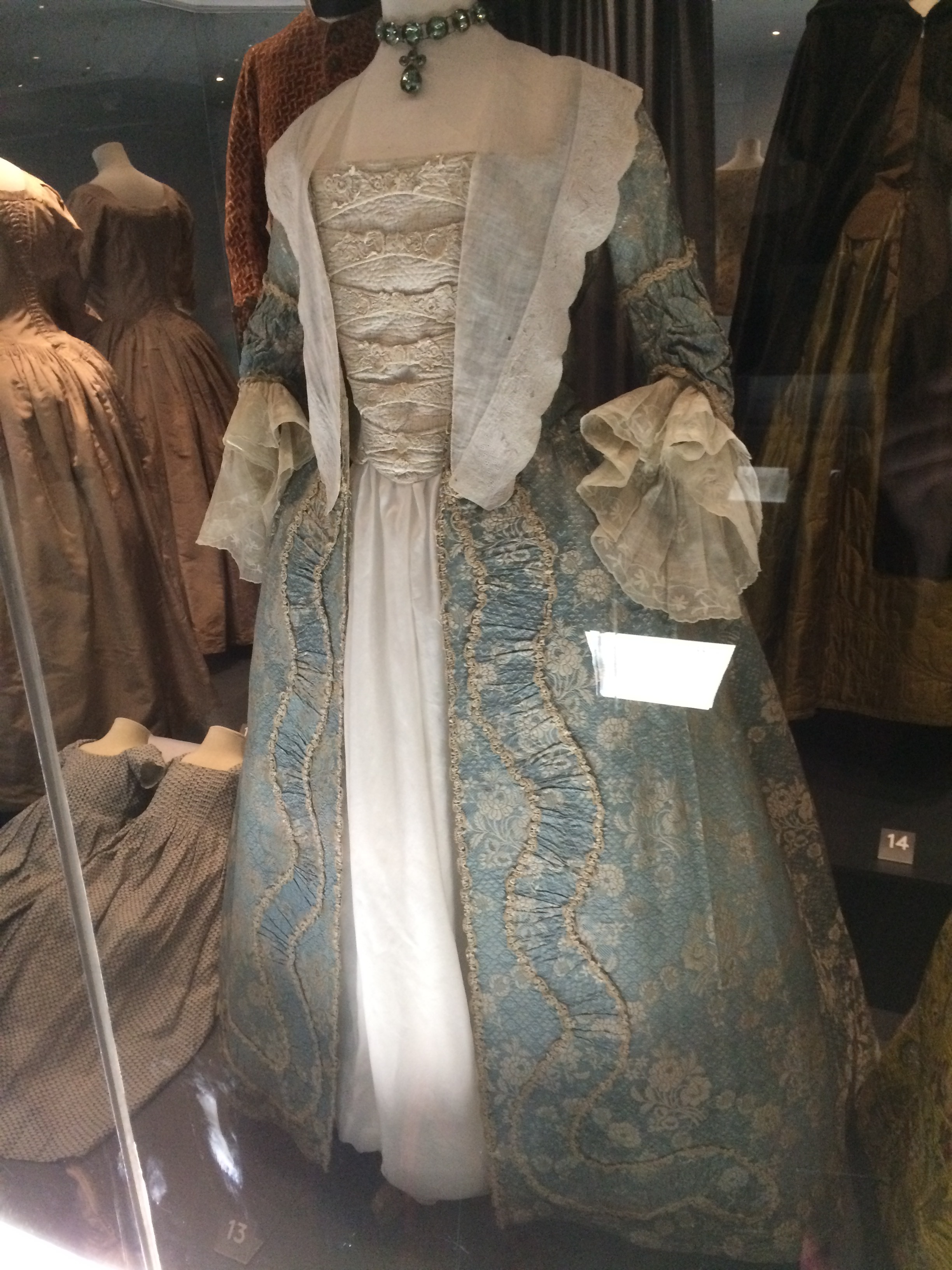  A gorgeous 18th century dress. 