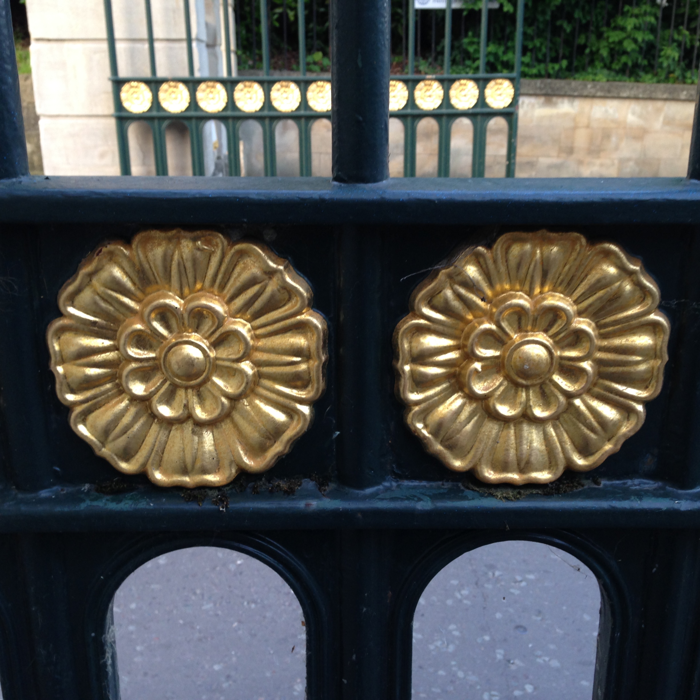  Details on the fence. 