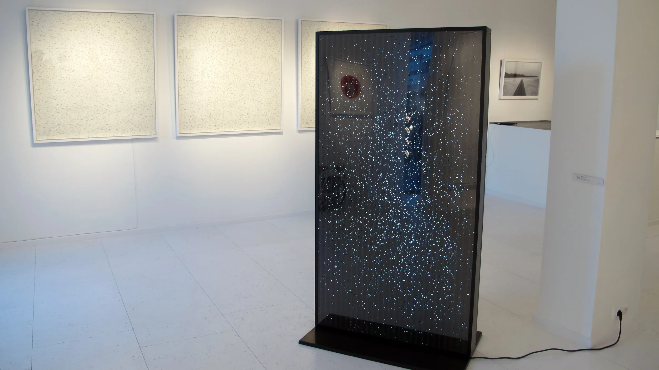 Vue d’ensemble de l’exposition Detonation & Resonance by Etienne de Fleurieu