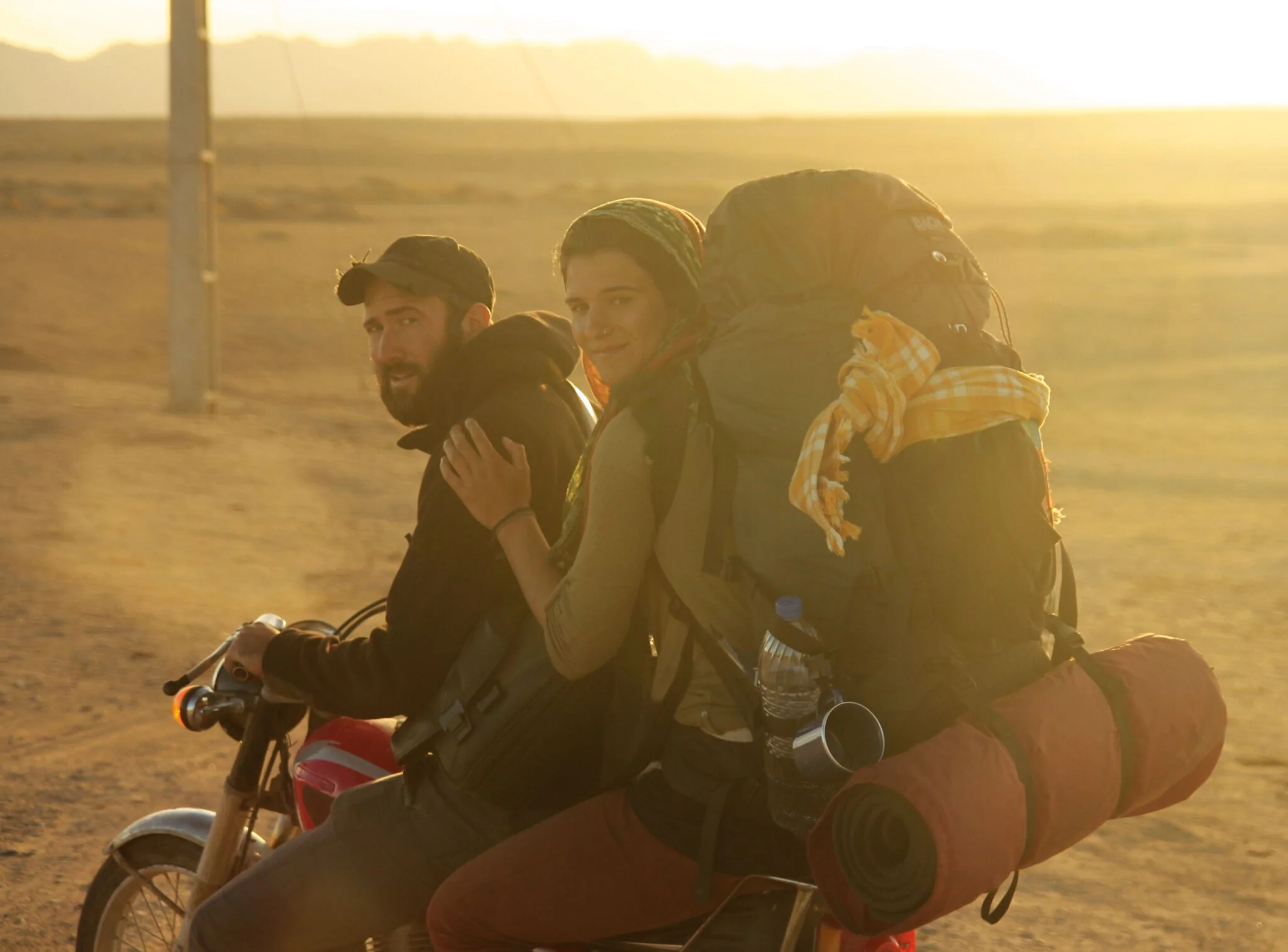 PR 14 Wir leihen uns Motorräder in der iranischen Wüste, Dezember 2013.jpg