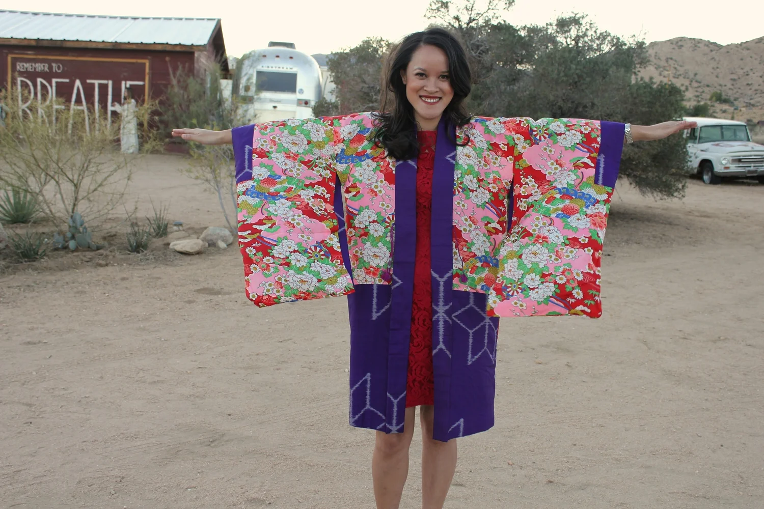 My cousin Kim just came back from Japan and was wearing this gorgeous kimono made out of raw silk. I want to steal it. 