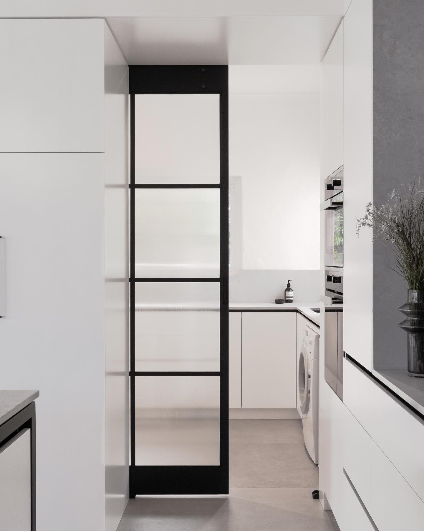 Yes I love a steel door (thanks @envisage_steel_creations) and I love a laundry that&rsquo;s located nice and close to a kitchen! Having the hard working parts of a home located close together can really help streamline life! Take it from a busy mum 