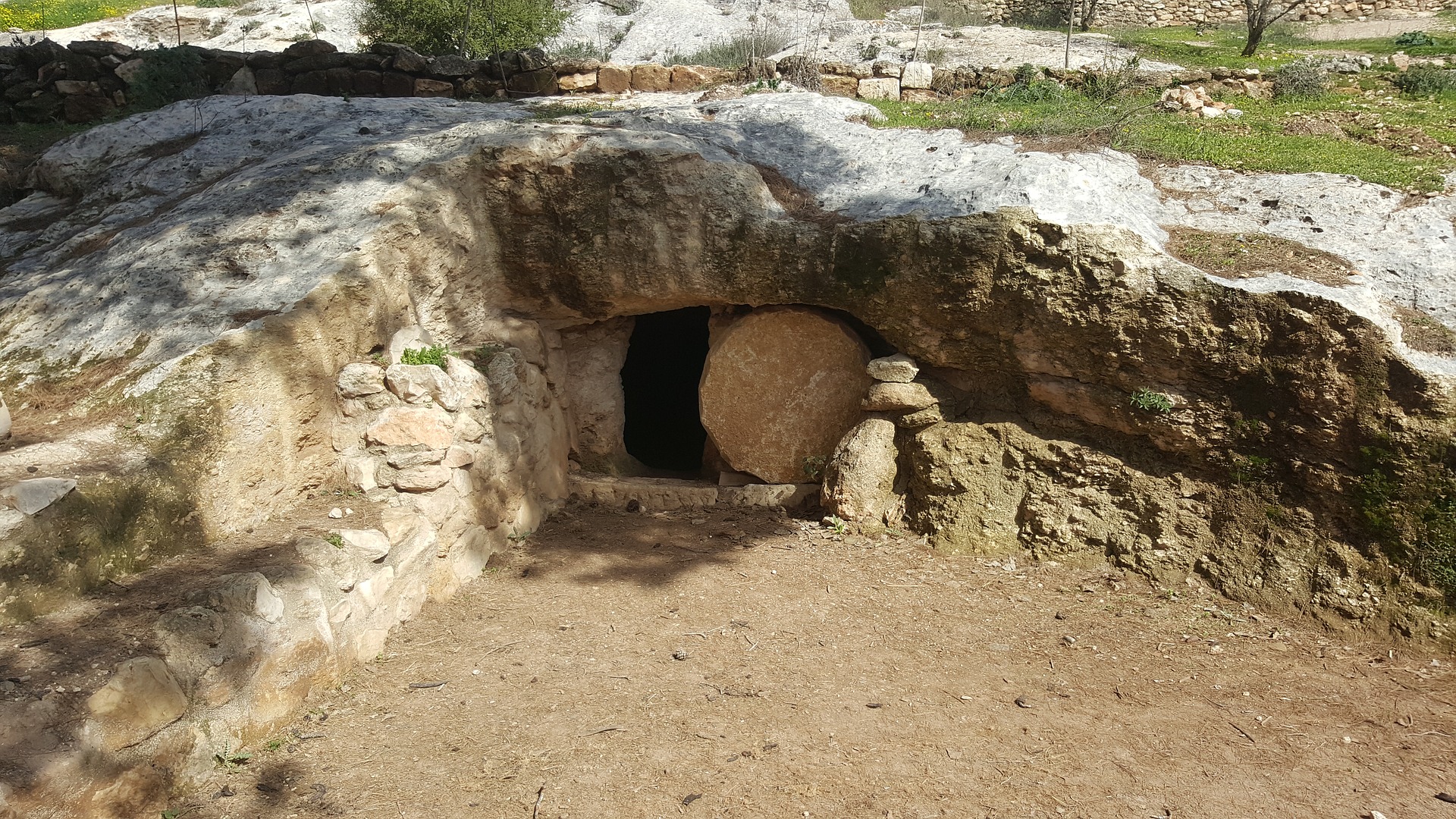 grave-2115941_1920.jpg
