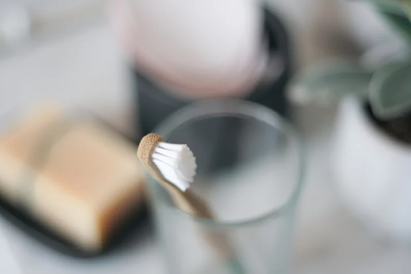 Brosse à dents en bambou dans ma  salle de bain zéro déchet
