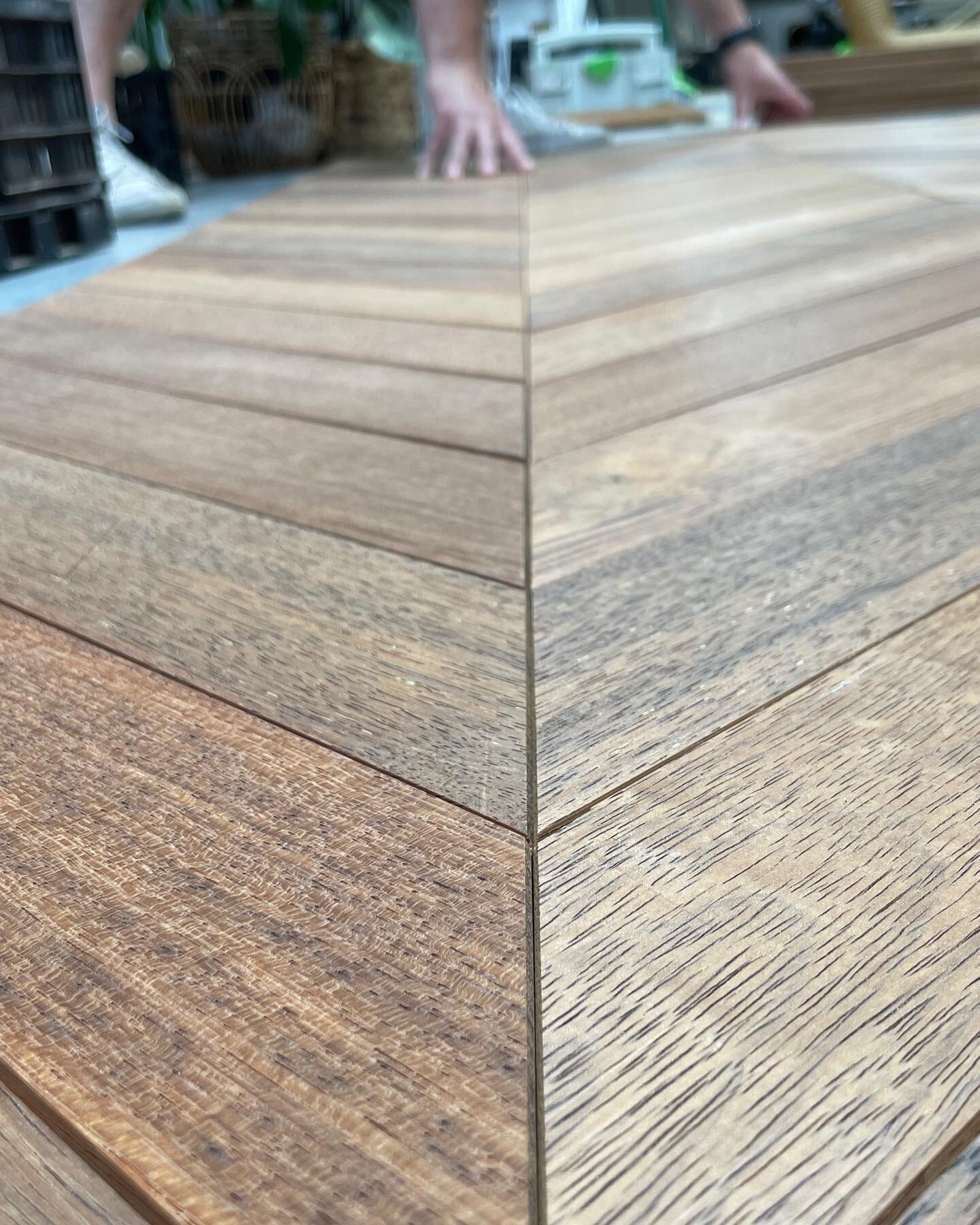 CUSTOM | Quick dry lay to check that this custom Merbau Chevron that we&rsquo;ve made up in-house (complete with bevel on all sides) will fit together nicely 👌 Perfection! @brittontimbers 
.
.
.
.
.
.
.
.
.
.

 #easparquetry #floorexperts #sydney #i