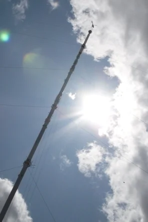 Krevende montering i Europas høyeste mast