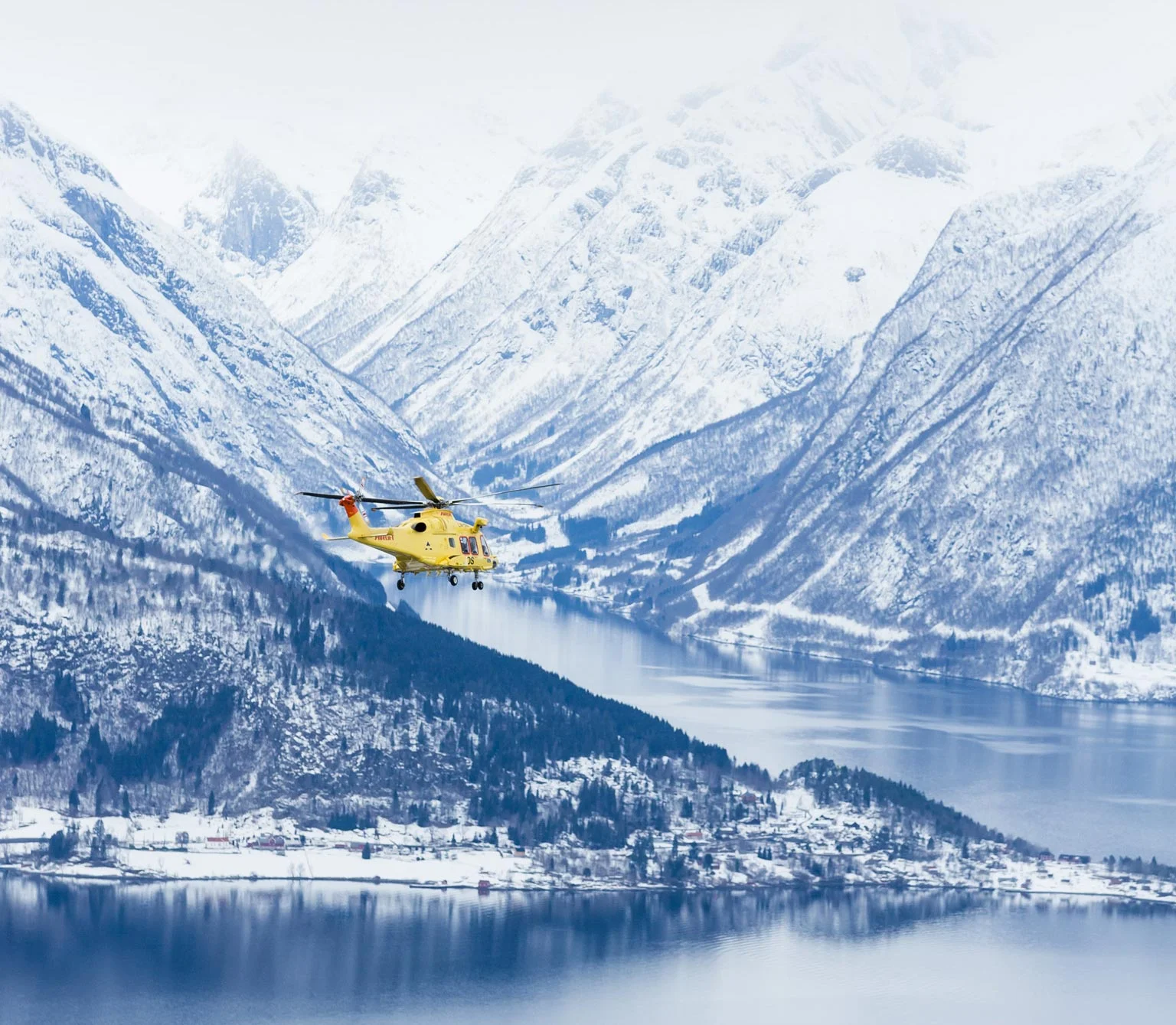 Her flyr et av våre AW169-helikoptre over Sognefjorden. Foto: Thomas Barstad Eckhoff.