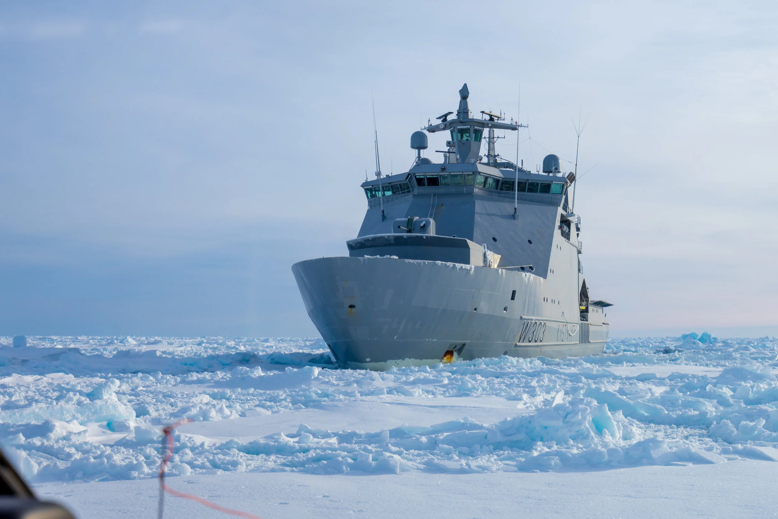KV Svalbard er konstruert for å bryte seg gjennom isen.