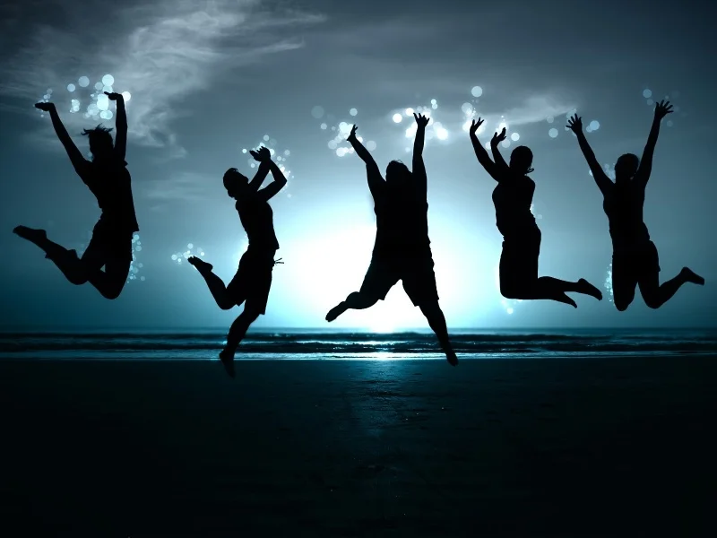 youth-enjoyment-in-sea-shore-800x600.jpg