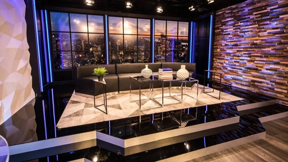 Студия телешоу. Студия ток шоу. Декорации телевизионных студий. Баннер в тв студию. Talk studio.