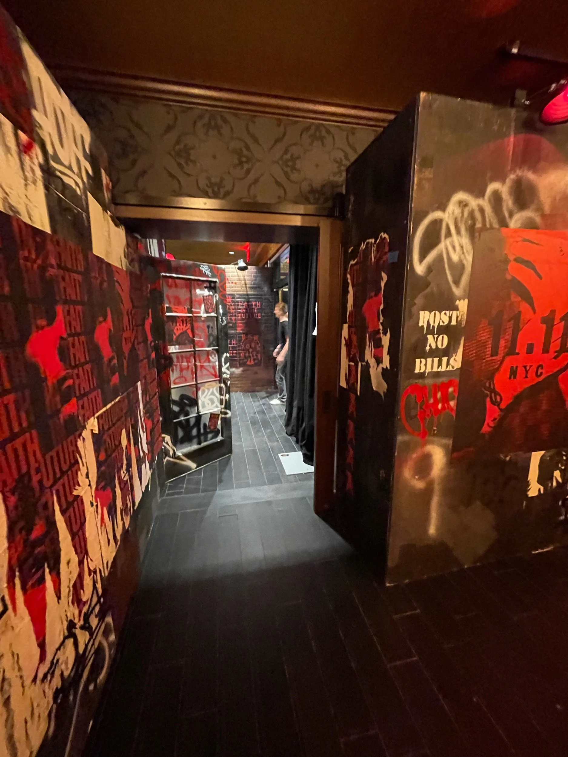 Louis Tomlison Tour Merch Pop-up