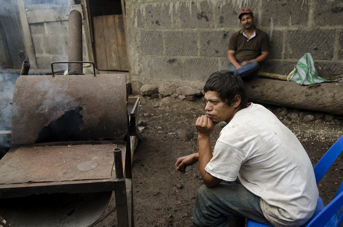  Marvin Pérez waits for his coffee beans to be roasted at the local roaster's.&nbsp; 