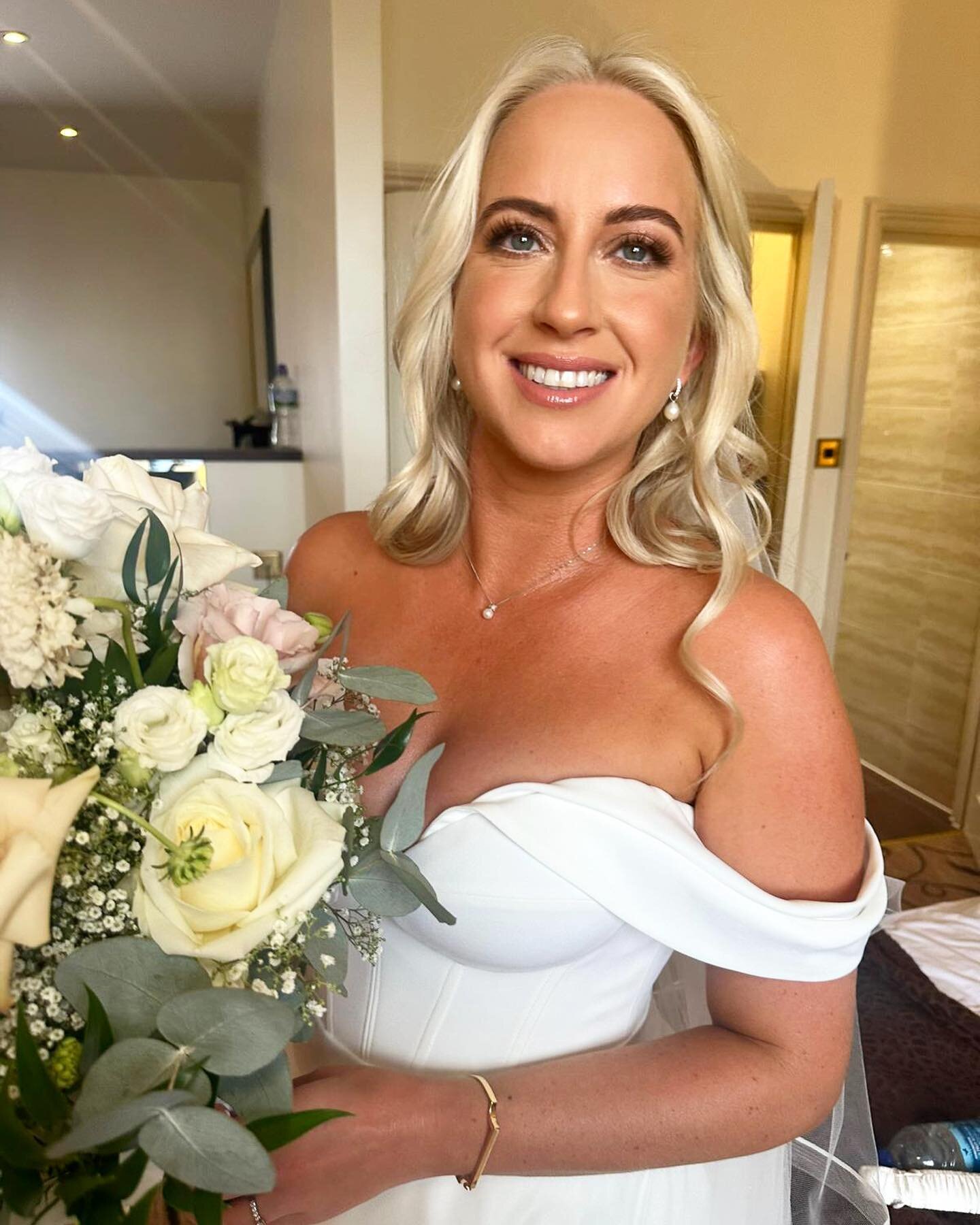 Oliva // you was a dream, so honoured. Can't wait to see the professional photos. You was a vision. ✨✨

#perfectbride #stockwedding #weddingmakeupartist #bridalmakeup #brideessex #weddinginspiration