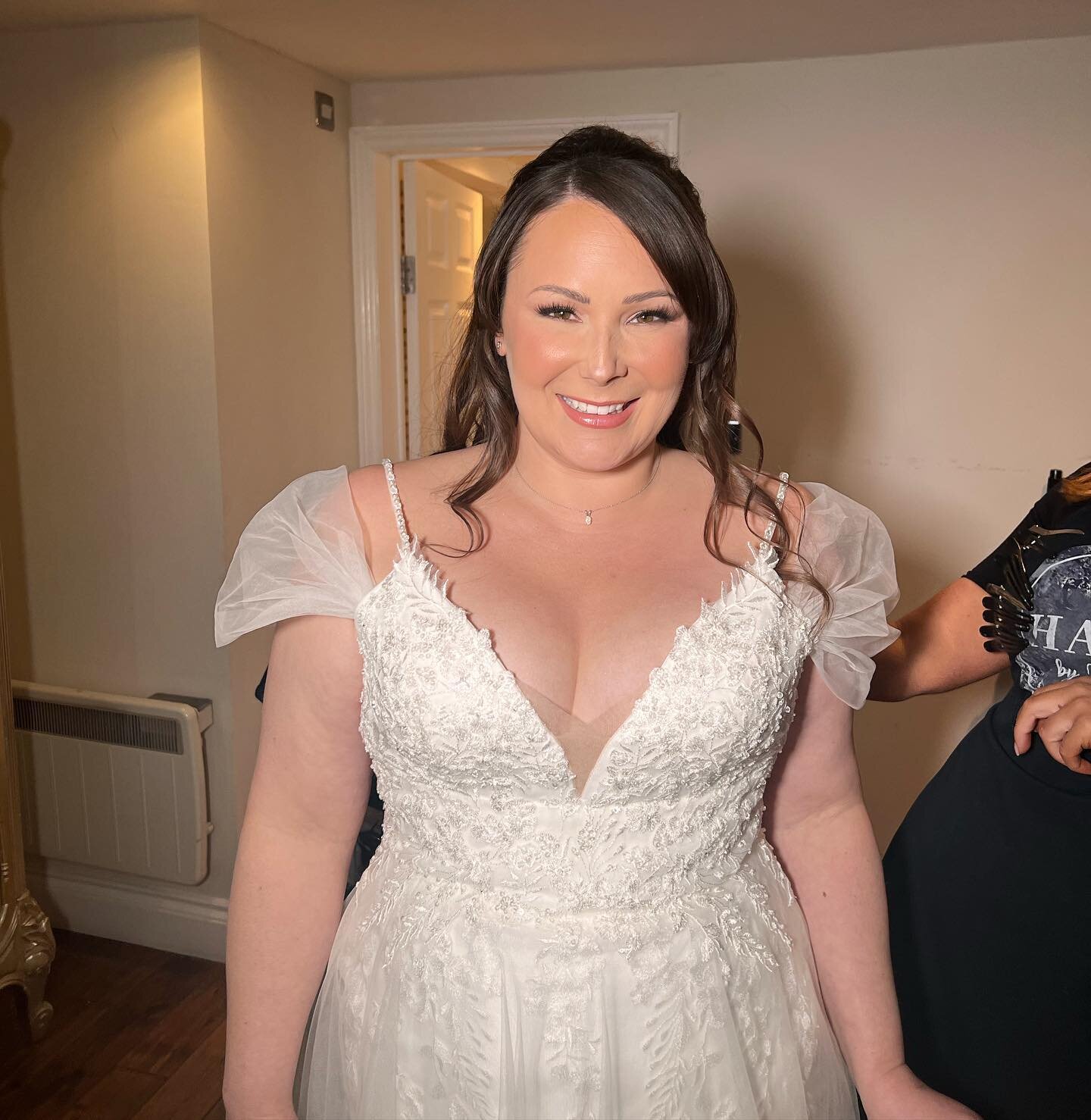 Claire your one Happy Bride. So Beautiful ✨✨Finally get your day. So glad I was able to be part of it. Glowing with bronze contoured the bridal way. ✨✨ venue @vaultymanor