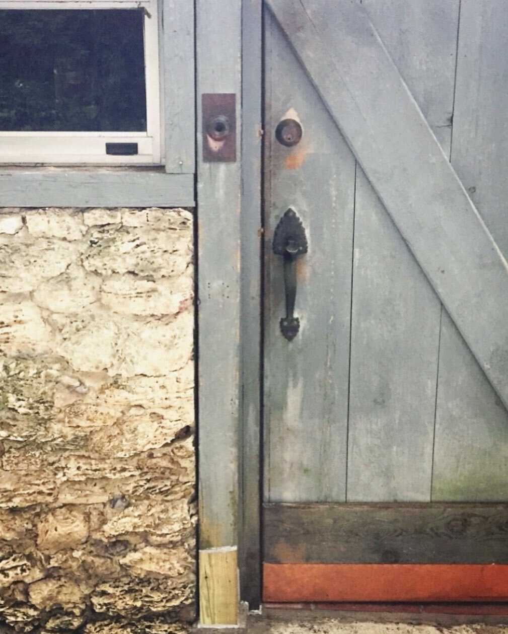 That worn wooden door look 🌿 #southflorida #materialinspo #coconutgrove
