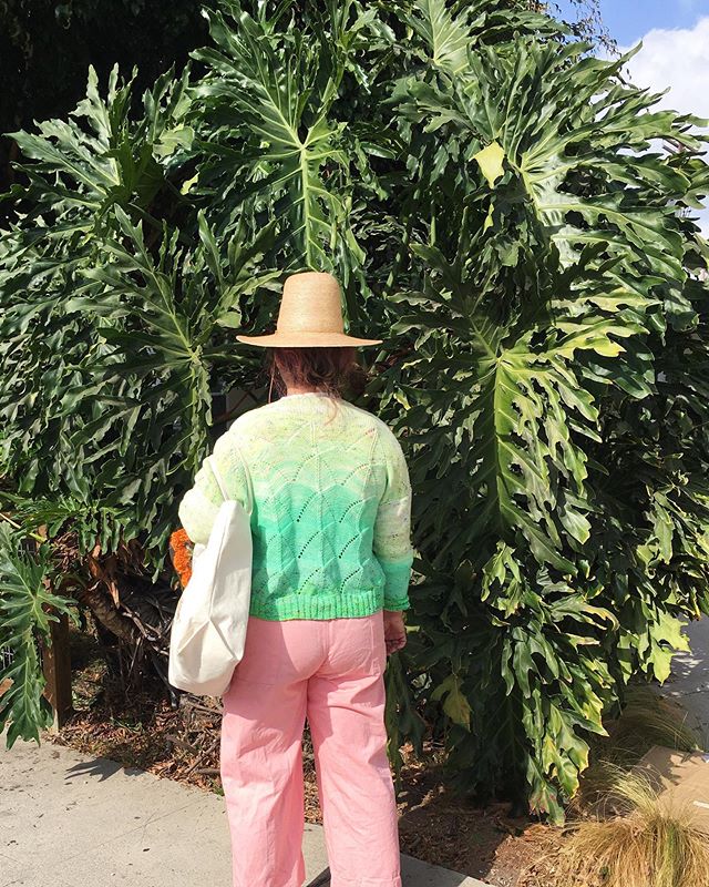 Plz enjoy this series of me acting like a complete weirdo before/during/after falling on my face, hurting my hand and getting dirt all over my new #earthencardigan and @maggie__jayne overalls. &lsquo;Twas not a kale sitch. Swipe to the end for some r