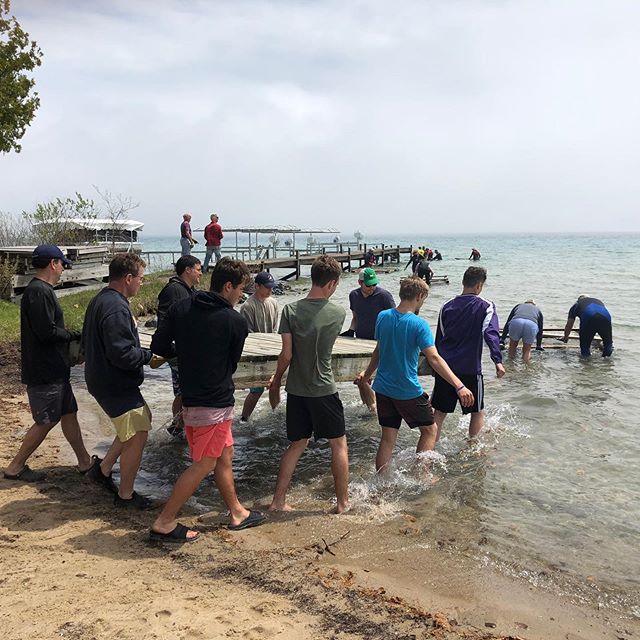 ⛵️A huge thank you to all the volunteers who showed up last weekend for the dock put in!  Summer can officially begin 🙌🏻