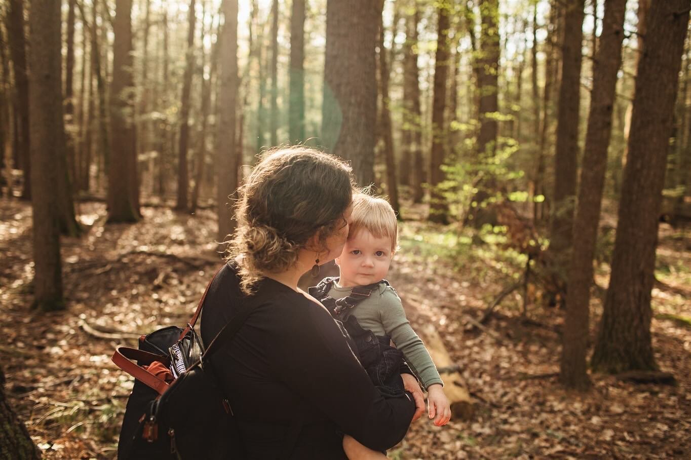I can&rsquo;t hold on to these sneak peeks any longer! Here&rsquo;s the first batch from my session with Jess and her son last week. I had SUCH a fun time with these two. I love their love of the woods. 💚✨

#emilylordphoto #newhampshire #motherson #