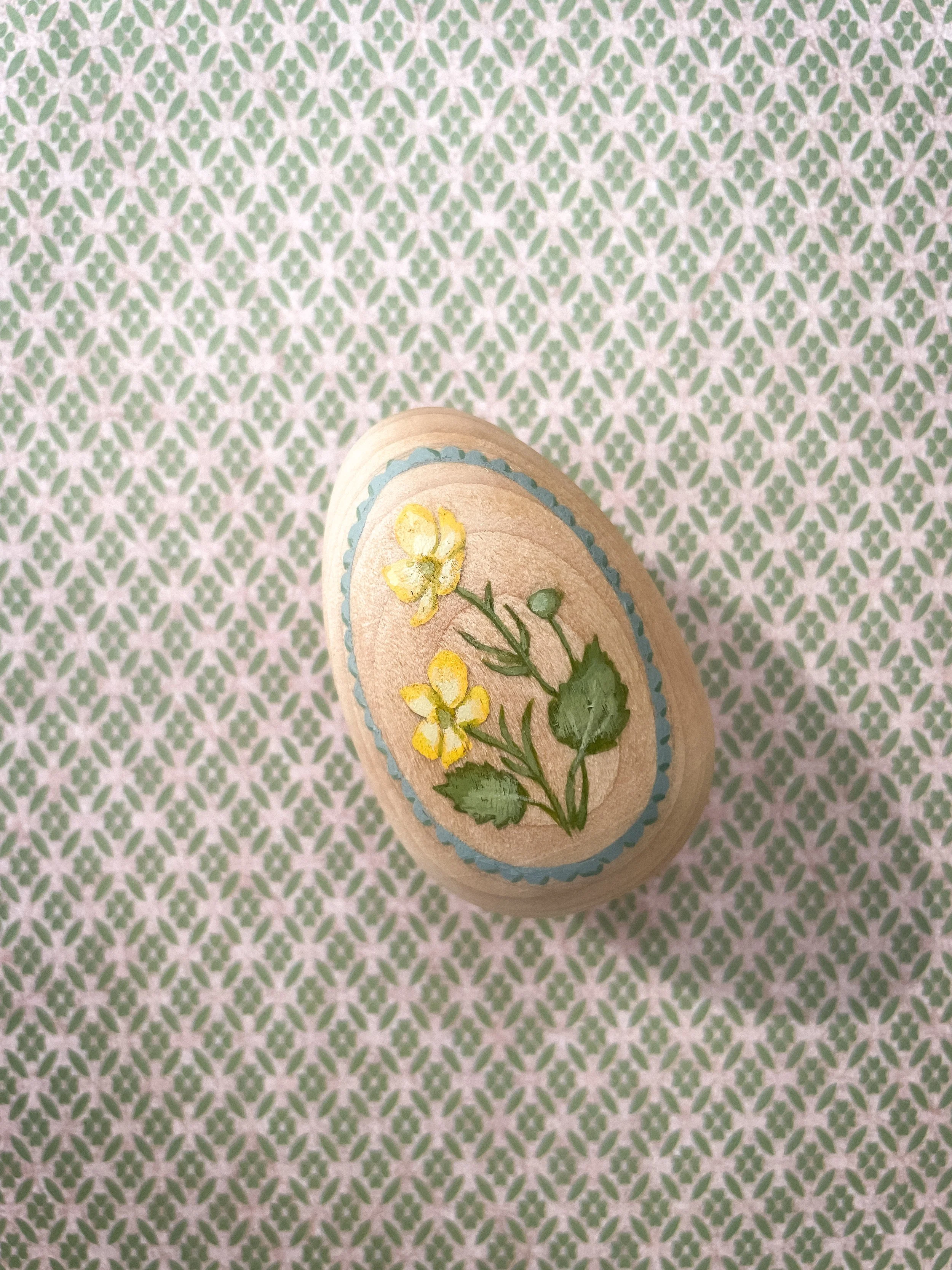 Buttercup Painted Egg, Blue Border