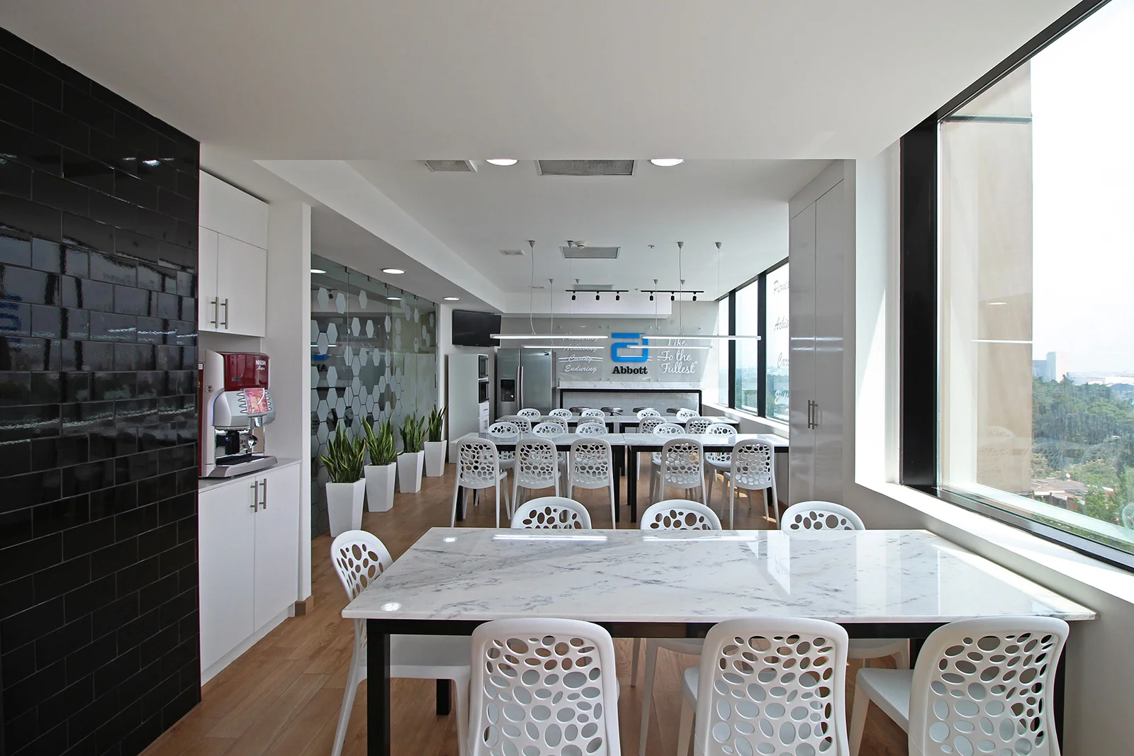 Abbott - Remodelación y Ampliación Cafetería - 03 - LR.jpg