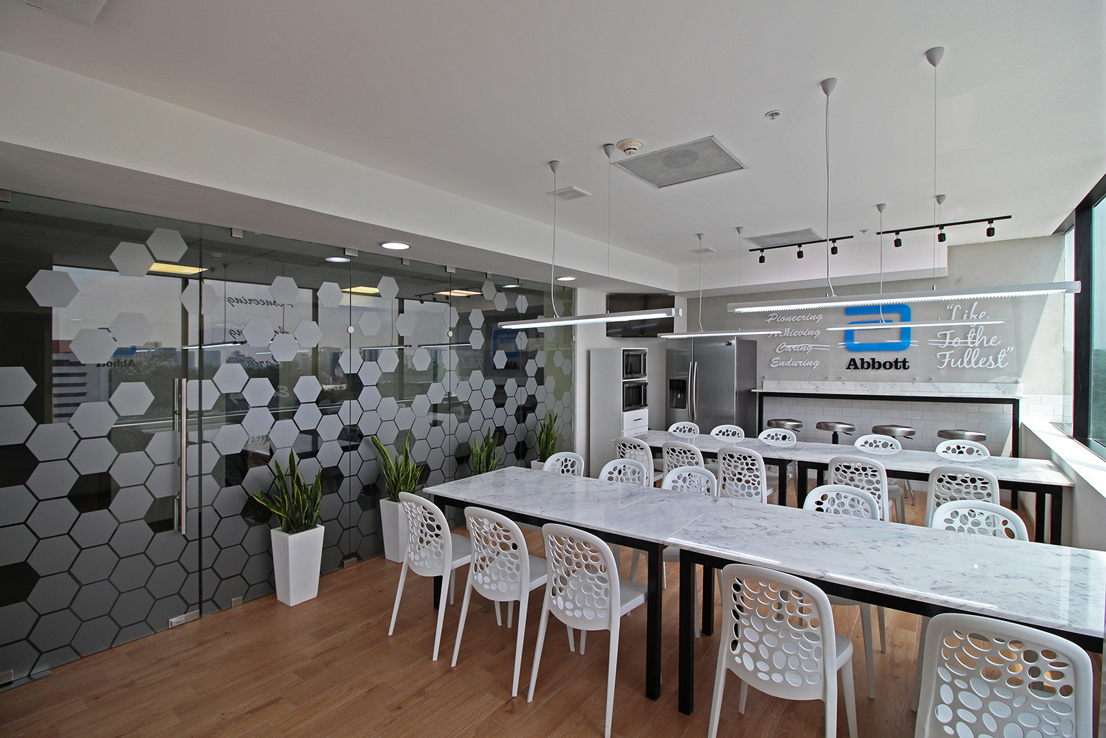 Abbott - Remodelación y Ampliación Cafetería - 01 - LR.jpg