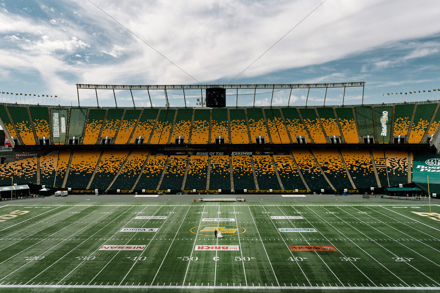 Edmonton-eskimos-commonwealth-Log-Cabin-wedding-chelsea-jay